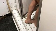 Scopa e succhia nella doccia della palestra