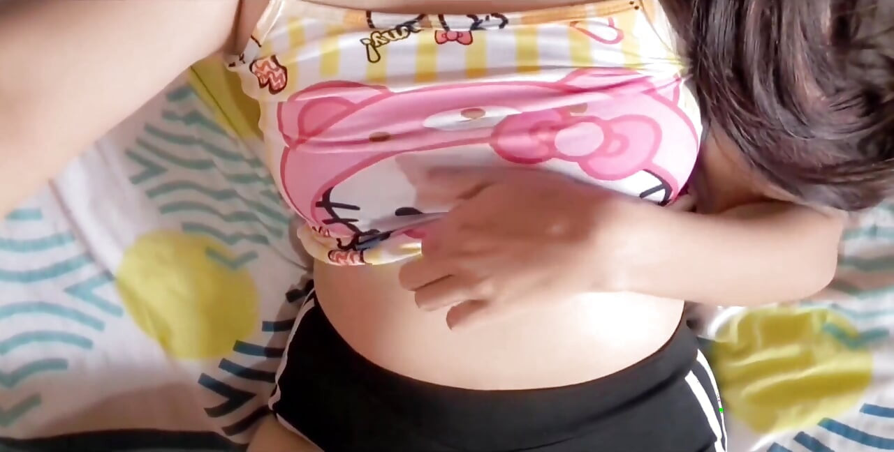 Influencer se masturba y toca su rico coño y muestra sus grandes tetas