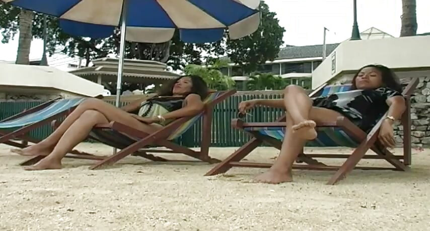 2 fetișuri cu latex ale unei femei latino sexy în piscină și pe plajă