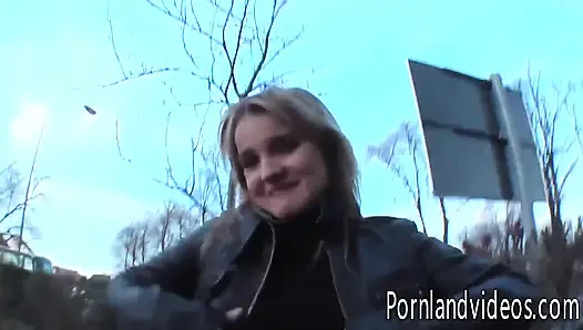 Предложение юной блондинке Carina на соло с дилдо