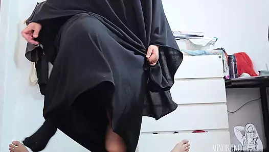 Hijab stiefschweine betritt meinen schwanz und mach ihre schwarzen socken mit sperma bedeckt - Minokiiko