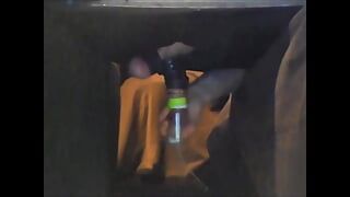 Melktisch, schwanzkopf- vakuum lutschen mit ringen an eiern und schwanz