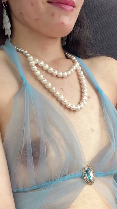 hana petite mostra a cona nua no carro vestido azul | Clip 1