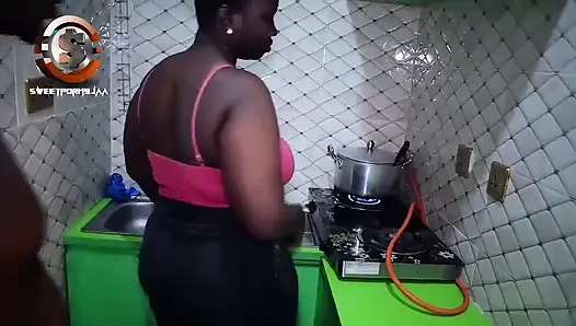 Pantat bahenol cewek india dientot habis-habisan di dapur