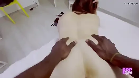 Stiefmutter lässt die bbc-mitschülerin ihres stiefsohns sex mit ihr haben und lässt ihn mitmachen, als er ihre fotze mit viel sperma füllt