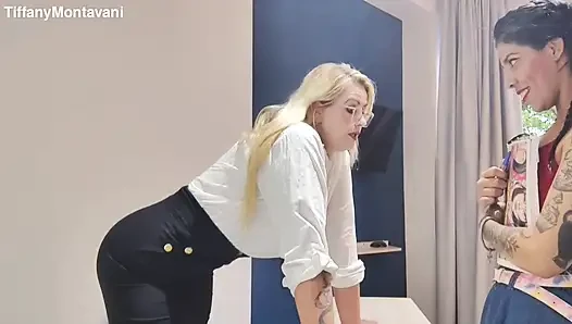 Bu guru dan murid lagi asik dan masukin pulpen ke dalam lubang pantatnya.