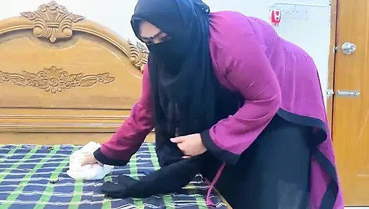 Bakış açısı: Arap Müslüman hizmetçi yatakta patronun yarağını görüyor sonra ateşli hizmetçi ona sakso çekiyor - güzel