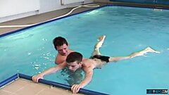 年轻男同kyle martin和jon janes在游泳后肛交