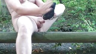 Нудистка мастурбирует на лесной горе - крупный план