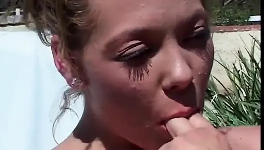 Lesbian menjilati memek vintage dildo bermain di taman