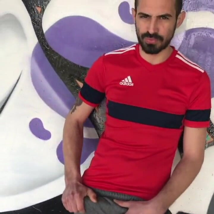 Cowok straight muda dipakai dalam pameran oleh Koldo Goran
