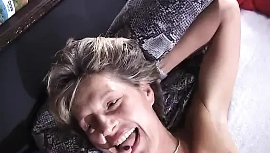 Pelacur dewasa fingering dan gesek memeknya di ruangan casting