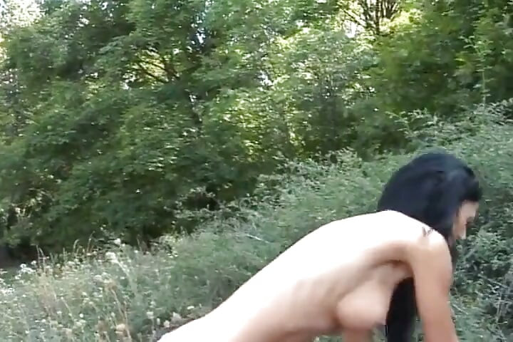 Ze is een prachtige Duitse babe die graag met haar poesje speelt