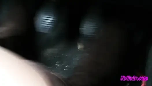 Nyllady управляет ее красным Punto в сапогах на высоких каблуках