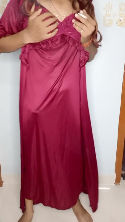 Meri mummy ne kal raat me isi satin nighty ko pahan ke apni chut ki ras chatai | Clip 1