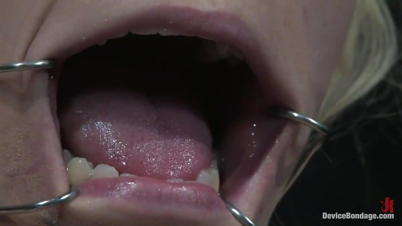 Hot Feet  Blonde Bondage (live)