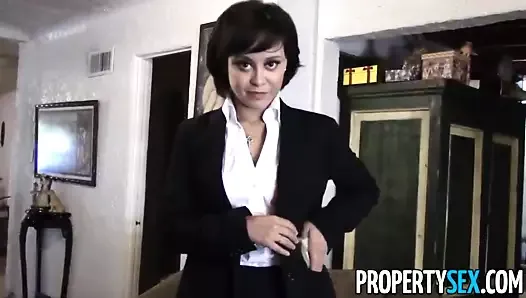 PropertySex - симпатичная риэлтор снимает грязное секс-видео с клиентом