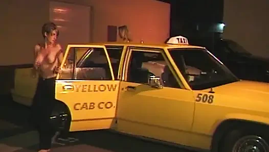 Versaute Taxifahrt: Heiße Blonde im Auto