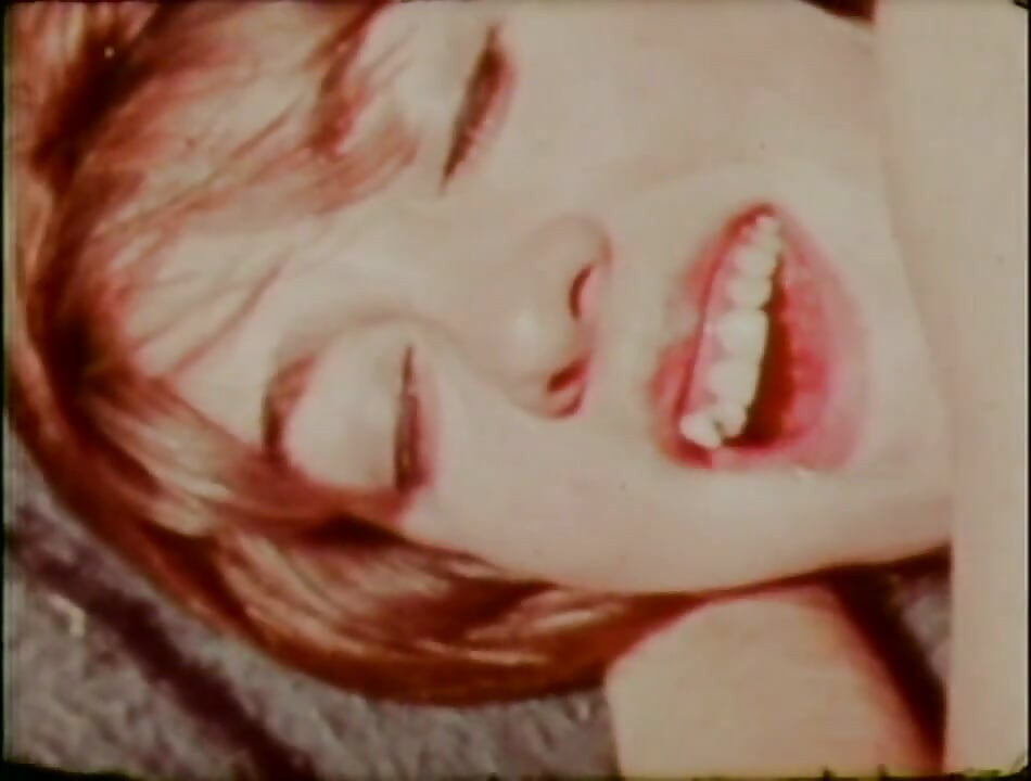 Doce jovem vintage menina leva um grande pau