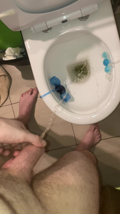 Kencing di malam hari setelah pesta