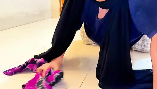 Büyük yuvarlak götlü Müslüman seksi üvey anne çay masasının içine sıkıştı ve yabancıdan anal sikiş istiyor - geniş amcık