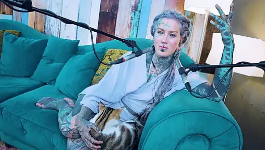 Ich spreche über E - Empathy - ASMR podcast SFW spricht goth dünnes mädchen dreadlocks tattoo-modell inked mädchen