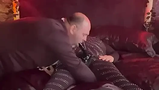 Bölüm 1:- Kraliçe vampir rahibi yarak emen bir fahişeye dönüştürüyor!