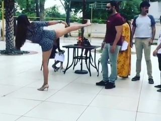 Пуджа Лакшмі Джоші тягне героя ногами під час зйомки