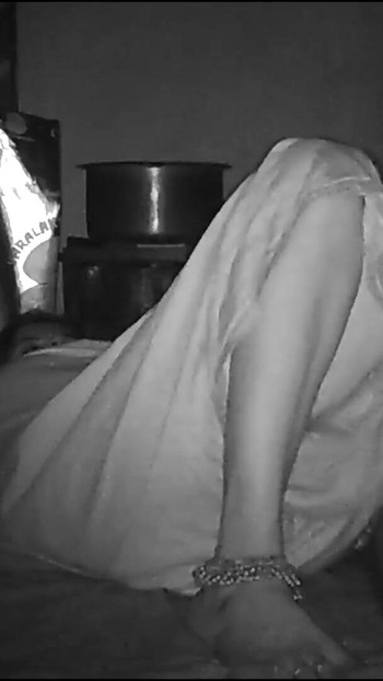 Fesselnder moment von "indischer hausfrau beschäftigt zu zeigen und großen schwanz zu zeigen"