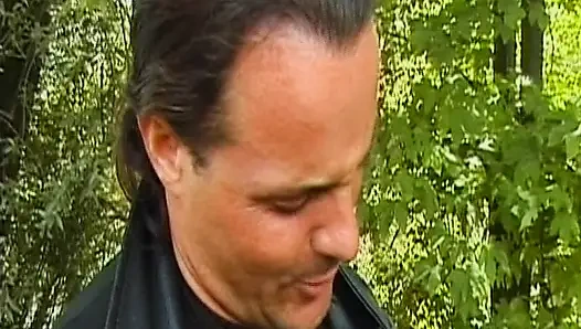 Tätowiertes blondes deutsches MILf-schätzchen wird im freien von Huge gefickt