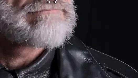 Üvey baba lastik önlükle purosunu yakıyor