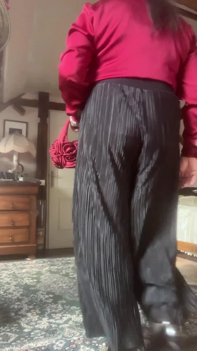 In abito pantaloni e camicia