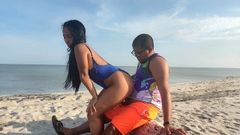 Latina neukt haar stiefbroer op het strand