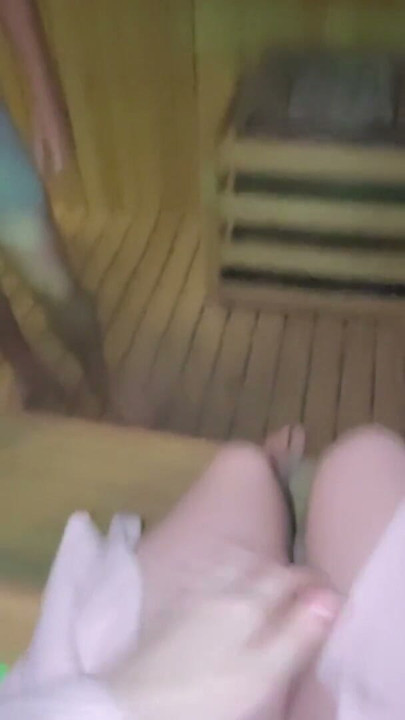 Extraño, vamos, agarra una polla con la mano - te enseñaré cómo sudar en la sauna | Clip 1