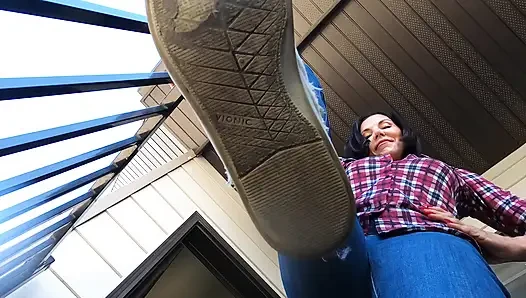 Yüzü tükürüyor ve spor ayakkabımın altında eziliyor (ışık sönüyor!) POV!!