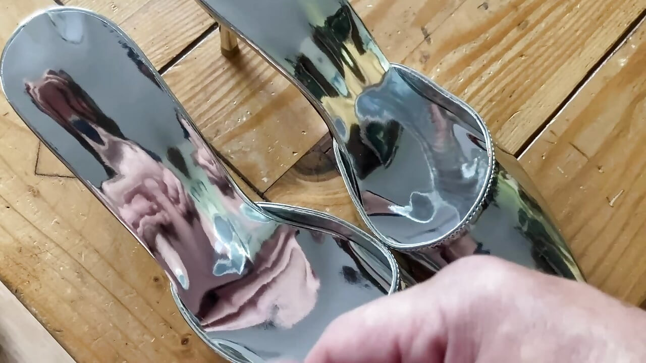 シルバーミュールに3発の射精