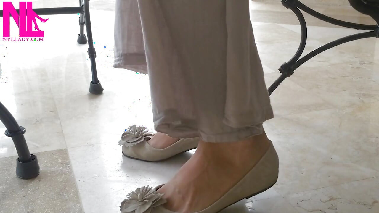 Ballet Flats yalınayak ayakkabıyla oynaşıyor