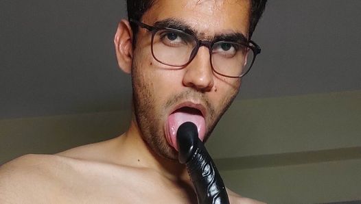 Desi seksowny facet uzyskiwanie swojego dupka zerżniętego przez wielkiego czarnego kutasa