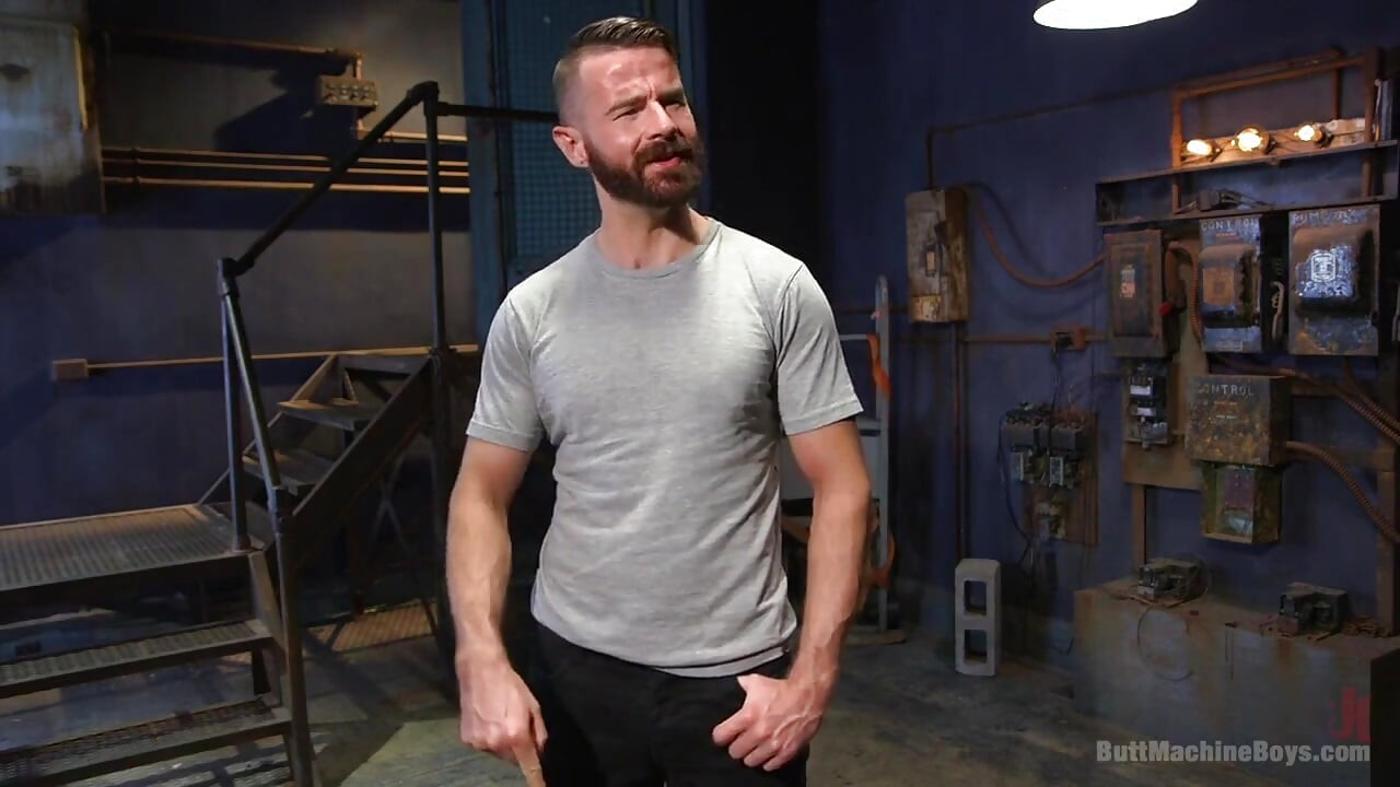 Irish Hunk Tunduk kepada Tuan Pantat dan Nafsu Sesatnya