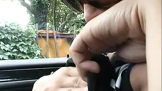 Seksi genç azgın amatör sürtük halka açık bir parkta amına mastürbasyon yapıyor