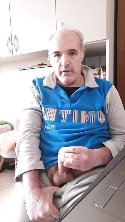 コーヒーにイって熱いまま飲み込んだ