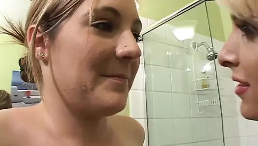 Olgun sarışınlar birbirlerinin damlayan ıslak amcıklarını yutuyor