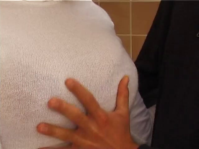 Teen tóc vàng vú to được cày trong nhà bếp