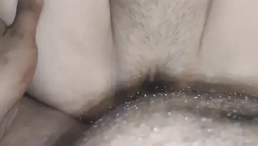 Gadis perawan rusia yang cantik (18+) buru-buru sama pria kulit hitam di kamar malam