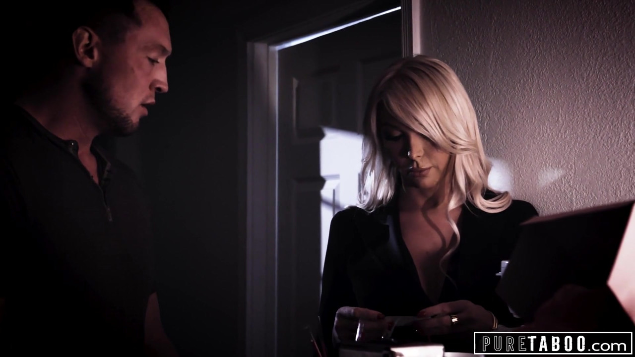 純粋なタブー、セクシートランスガールが悲しみの男をやる