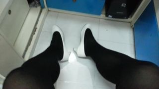 Siyah külotlu çorap teaser 6 ile beyaz patent pompaları