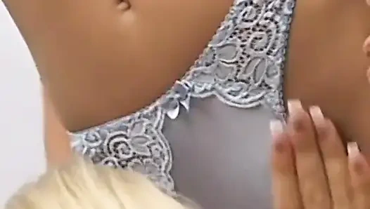 Stacey dan kitty lagi asik muasin memeknya pakai dildo ukuran dua kali