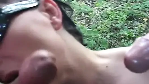 İtalyan amatör esmer kırsalda iki yarakla sikişiyor