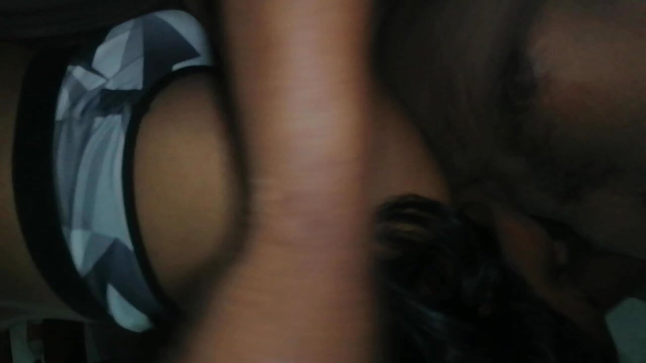 De gigantische lul van schoonvader hangt rond onder zijn sarom voor stiefdochter