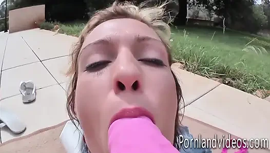 Познакомься на пляже юная шлюшка Susi мастурбирует и делает минет